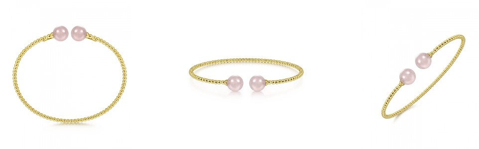 gold bracelet that features pearl