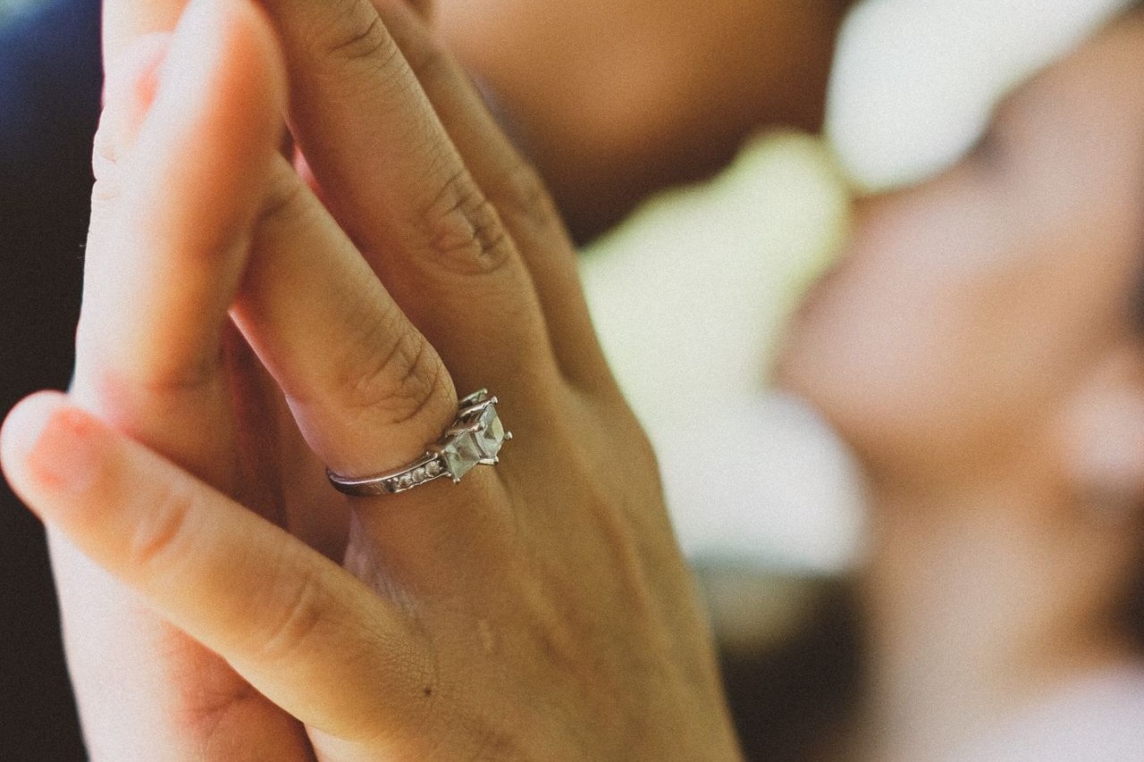 Tips to Surprise Her with a Desirable Engagement Ring
